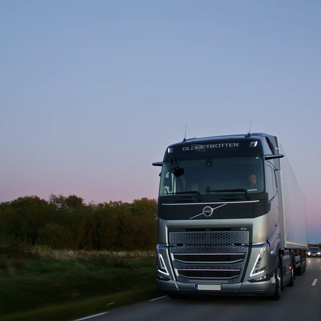 Trygg og effektiv transport med Volmax Volvo FH Globetrotter lastebil på vei i skumring, som illustrerer Volmax sin kompetanse innen drift, service og oppfølging av tunge kjøretøy.