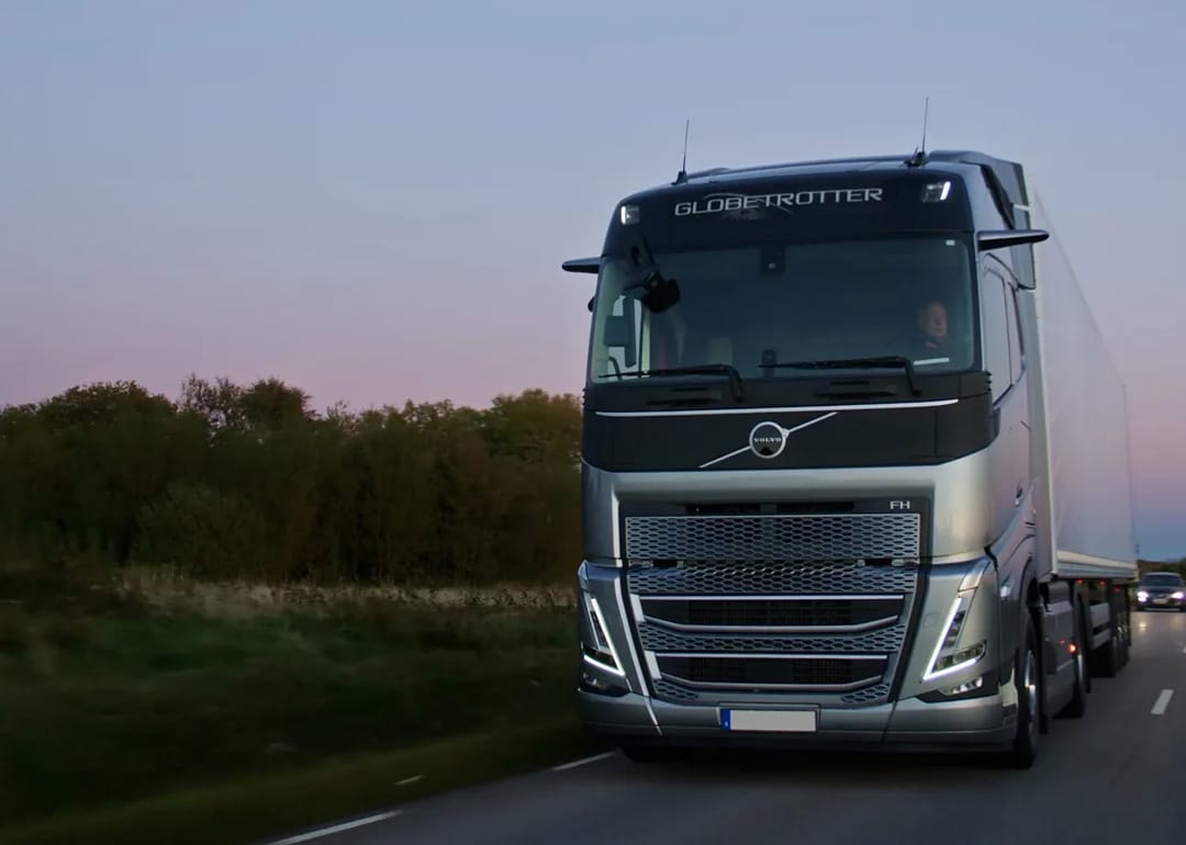 Volvo FH Globetrotter lastebil på vei i skumring, som illustrerer Volmax sin kompetanse innen drift, service og oppfølging av tunge kjøretøy. Volvo FH Globetrotter lastebil på vei i skumring, som illustrerer Volmax sin kompetanse innen drift, service og oppfølging av tunge kjøretøy.